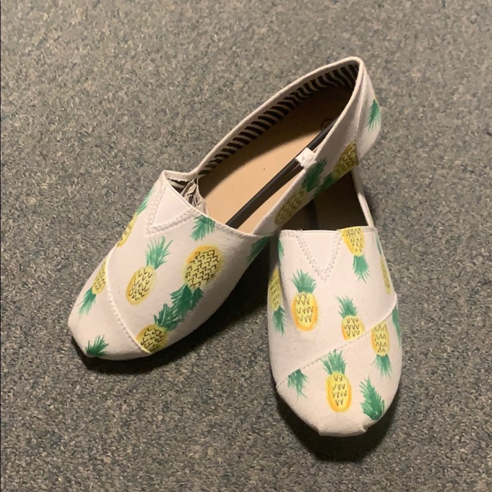 Pineapple design slip on shoes.